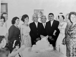 Estavam presentes as pessoas mais ligadas e familiares. Da esquerda para a direita: cunhada Teresa, irmão Domingos, cunhada Maria do Carmo e Tereza Kalume, tio Gabriel Zarur, sogro Milad Kalume, marido Pedro, Cida, mãe Dolores e irmã Maria Francisca (Tatá).
