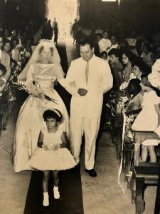 A entrada na igreja com o irmão Domingos Cárdenas Kalume e a sobrinha Bernadete Cárdenas como dama de honra. Ao fundo, entre os convidados, muitos alunos.