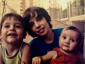 Os primos se reuniram para fazer fotos e presentear os familiares. Da esquerda para a direita: Theo Zambido Kalume, Eric Kalume Grimm e Sophia Zambido Kalume. Em breve, a Heliosa chegaria.