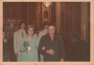 Josephina e Pepe entrando na igreja durante a comemoração de 25 anos de casados.