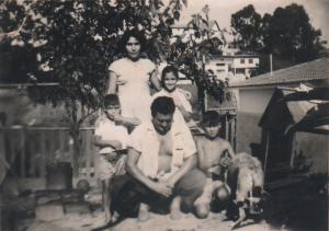 Com os filhos: o Beto, a Norma e o Nelsinho. No bairro Sumarezinho.