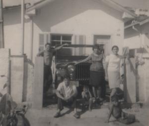 Na casa onde mora até hoje: Josephina está ao lado da filha Norminha, vestida de branco. O Pepe está do outro lado do jipe, sem camisa.