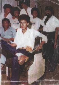 Foto do Gê Black Power e a equipe do salão da Galeria Presidente.