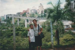 A mãe, Antônia Rita dos Anjos Santos, e o filho Rodrigo, em uma viagem a Aparecida do Norte, destino que a mãe costumava ir até 2 vezes/dia.