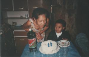 Aniversário da mãe de 63 anos. Tinham acabado de chegar da quermesse do SESC Pompeia.