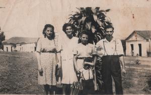 Anice, irmã de Dora, amiga Judite, Dorama e José, irmão de Dorama e Moacir, sobrinho, da esq. para dir. Reunidos na praça da cidade.