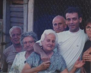 Foto com os irmãos e sobrinho. No quintal de casa, era a casa da família. (esq./dir.) irmão Manir, Dorana, Anice (irmã), José (irmão), Eduardo (sobrinho), filbo do Manir (camiseta branca), Regina (esposa do sobrinho Eduardo).