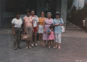 Viagem em família para o Sul. Mulher de roupa branca, amiga da tia, Julite (amiga de Dorama), outra amiga da tia, Soraia (filha de Dorama), Dorama, Eriete (nora) e Christiane (neta).
