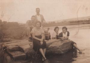 Amigos e irmãos de Dorama na ilha, que hoje em dia é uma represa, bebendo vinho.
Anice (irmã na frente), amigo, José (irmão, atrás), Dorama e Antonieta (amiga).