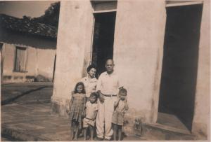 Foto da família em frente a casa que moravam. Soraia (filha), Dorama, José (marido), Abrão (filho, no meio da foto), Paulo (filho na direita).