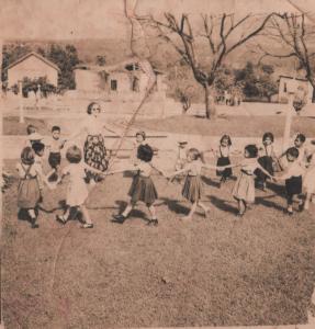 Soraia, filha de Dorama, brincando de roda.