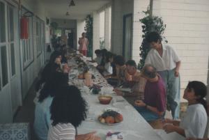 Ceia de Natal com os funcionários. A de branco, Carmem é sua esposa.