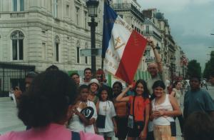 Mesmo grupo em apresentação em Paris