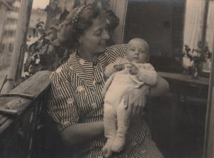 Minha mãe, Hildegard, e eu com 11 semanas.
