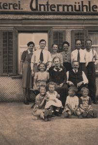 Cima: Tia Antonia, seu marido, minha mãe, meu pai e meu tio Gottfried
Baixo (meio): prima Elizabeth, vó Maria e vô Gottfried
(na frnet): prima Hildegard, irmã, eu e prima Josana