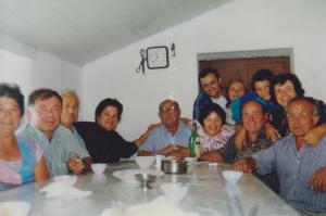 Com a esposa, amigos e parentes.