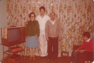 Com a esposa e o filho.