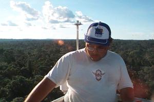 Celso exausto após instalação de equipamentos micrometeorológicos, na torre do programa LBA na Reserva Biológica do Jaru, em Ji-Paraná, RO. Fevereiro de 1999