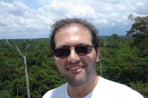 Após subir na torre de medidas de fluxo em floresta secundária, conhecida por ‘torre ZF-3’, programa LBA.