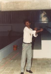 José Divino de Souza, até antes de se aposentar, trabalhou na área de telefonia do INPE. Na foto, Divino está no Ginásio da ADC, perto das arquibancadas, puxando fio telefônico. Não se sabe ao certo o contexto no momento da foto. Mas possivelmente a foto foi tirada nos anos 90 ou antes. Pode ter sido durante algum evento comemorativo, pois está com roupa social e eventos deste tipo, voltados aos funcionários, costumam ser realizados neste ginásio.