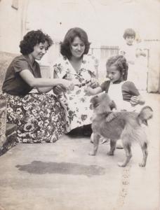 Na foto, a mãe de silvana com a amiga Maria Luiza, Silvana, com 4 anos, esta sentada no chão ao lado delas.