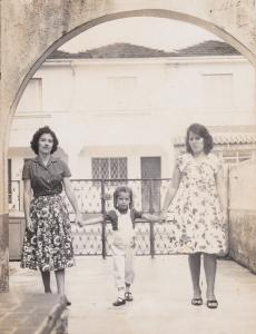 A esquerda, Cida, mãe de Silvana, que está ao centro, elas estão de mãos dadas com Maria Luiza, amiga de Cida.