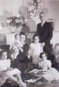 Foto tirada na casa da fazenda em Campinas. Margarida casou-se com Lucien Genevois, diretor da Rhodia. Por conta do trabalho do marido, mudaram-se para Campinas. Margarida com o filho Bernard, então, com seis meses e as filhas Marie Loise, Rose, Anne e o marido Lucien. Moraram na fazenda por 23 anos, a foto foi tirada na despedida de mudança da casa.