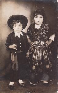 (esq.dir) José Luiz e Margarida. Os irmãos posam para foto fantasiados de portugueses no carnaval.