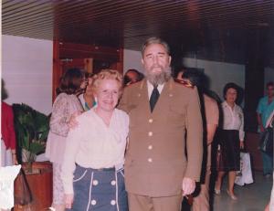Margarida posa ao lado de Fidel Castro.