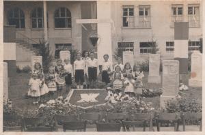 Homenagem aos soldados mortos
- cantava-se o hino nacional da Polônia
- a Polônia ainda vive