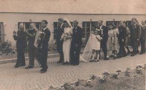 A orquestra andava na frente e eu atrás levando o véu da noiva