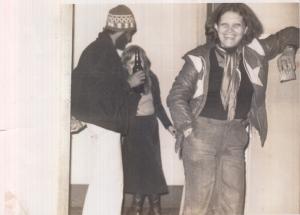 Na republica, a esq. Cigarrilha e a Helo, uma amiga, a frente Maireny.