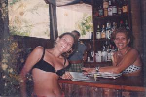 Bia (amiga) ao fundo, Mel (filha) na frente e Maireny