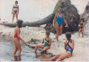Atrás Sulita (uma amiga de Brasilia), na frente as filhas Mel e Mariana, 2 amiguinhas e Maireny de maio azul.