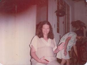 Foto de Maireny grávida da filha Mariana, no quintal da sogra.