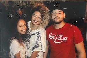 Juliane com Cora e Ramon, seus melhores amigos, em um bar, antes da pandemia de Covid 19. Ela conta que os três se conheceram no primeiro emprego deles, em 2011, na editora Saraiva. Desde então, todos os anos, se encontram pra cultivarem a amizade, conversarem sobre suas vidas pessoais e trabalho e festejarem. Nesse dia, estavam em um bar que tocava samba, no centro de São Paulo.