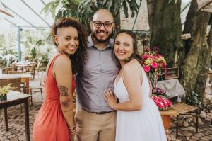 Juliane no casamento de seu irmão Rodrigo e sua cunhada, Gabriela. Eles se casaram em um espaço na Vila Madalena durante a pandemia e Juliane conta que foi um momento muito especial, em que estava feliz e emocionada com a certeza de estar presenciando um encontro de almas e celebrando o amor. Dessa união, Juliane vai se tornar tia de Liz, sagitariana como ela, que nasce em dezembro de 2022.
