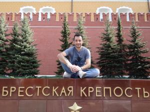 Guilherme em um jardim, ao lado do Kremlin, em Moscou, na Rússia, durante uma viagem de quase duas semanas que fez pelo país. Por conta das dificuldades com o idioma, depois de um tempo, descobriu que estava sentado em cima de um conjunto de lápides de heróis da Rússia, quando um guarda o alertou para que não tirasse fotos ali. Ele conta que morou até os vinte anos em Ribeirão Bonito e por isso, tinha o sonho de ganhar o mundo e sair de seu contexto. Viajou muito sozinho e, nessa viagem, visitou muitos museus e viu, de perto, obras muito emocionantes para ele.