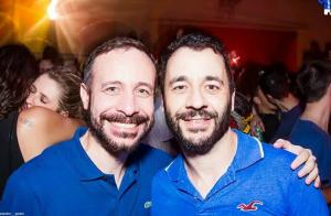 Guilherme e seu parceiro de vida, Daniel (esq.). Essa fotografia é a foto oficial do casal, pois foi uma das primeiras. O casal tinha se conhecido há um mês, numa festa chamada Javali. Guilherme conta que ama essa fotografia porque nela, além dele e de seu companheiro juntos, tem dois casais, um dois de rapazes e outro de duas moças, que estão se abraçando, beijando, amando, sendo quem são.