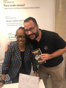 Guilherme e Sueli Carneiro durante uma mesa redonda no Museu Judaico de São Paulo, o reencontro presencial dos dois após a pandemia. Guilherme conta que essa fotografia é importante pois simboliza o afeto, amor, respeito e admiração que ele nutre por Sueli, que sempre é muito generosa com ele. Nesse dia, ela escreveu a dedicatória “Gui, meu amor, meu tesouro” no livro sobre sua história: Continuo preta: A vida de Sueli Carneiro e o entregou.