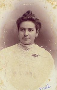 Inocência Mattos dos Reis, mãe de Maria Aurora, na rua São Caetano