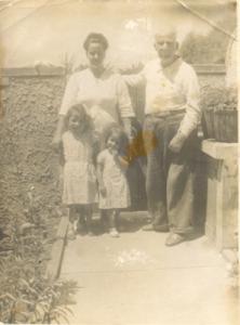 Aracy (filha), Jesuíno Félix (pai), Zuleica (neta) e Sônia (neta) em quintal no Jardim Paulista