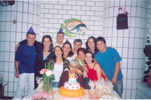 Foto do aniversário de 100 anos de Maria Aurora. Esq. Dir: Daniel, Alessandra, Andreia, Adriana, Caio, Marco, Cintia, Daniela, Maysa e Gabriel