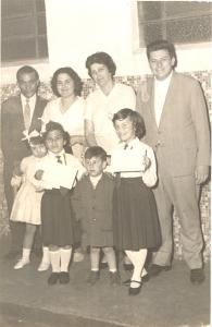 Família reunida para formatura do pré primário de Cisele no colégio externato São José do Belém-SP. Esq. Dir: Moisés (tio), Tereza (tia), Primavera (mãe), Miguel (pai), Roselize, Meryulde, Vinícius (irmão) e Cisele.
