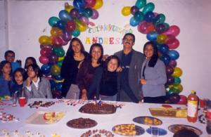 Festa de aniversário de Andressa, filha caçula de Antonio. A festa foi feita na casa da cunhada Iris e os doces e salgados foram feitos pela Marli. Esq.-Dir.: Filhos de amigos, Cinthya (filha), Ita Cardoso (esposa), Andressa (filha), Antonio e Bruna (filha).