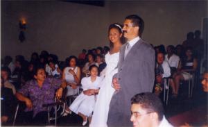 Formatura de segundo grau de Cinthya, filha mais vela de Antonio, no salão de festas de uma escola no Campo Limpo. Esq.-Dir.: Cinthya e Antonio Dantas.
