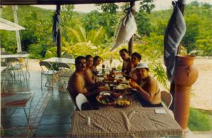Antonio e família almoçam em um restaurante localizado na divisa entre o Mato Grosso e São Paulo. Este restaurante é famoso por fazer churrasco de peixe. Esq.-Dir.: Antonio Dantas, Cinthya, Andressa, Naldo (cunhado), Bruna (filha) e Ita Cardoso.