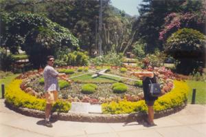 Antonio e sua esposa Ita mostrando as horas em frente ao enorme relógio de entrada do Centro de Convenções André Santoro, em julho de 1988. Esq.-Dir.: Antonio e Ita Cardoso (esposa).
