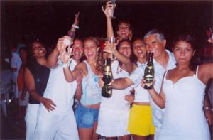 Antonio e amigos que vieram de Cuiabá celebram a passagem do ano de 2003 para 2004 em frente ao Hotel Casa Branca, no Guarujá. Esq.-Dir.: Helena, Mujica, Renata (amigos), Cynthia (filha), Antonio, Bruna (filha).