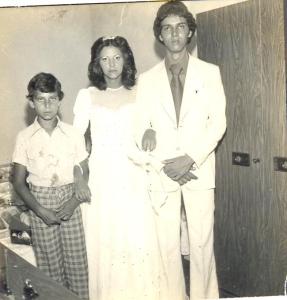 Fotografia tirada no primeiro casamento de sua irmã Fátima. Tinha entre nove, dez anos. (Esq. Dir.) Marcos; Fátima e Gilberto, seu cunhado